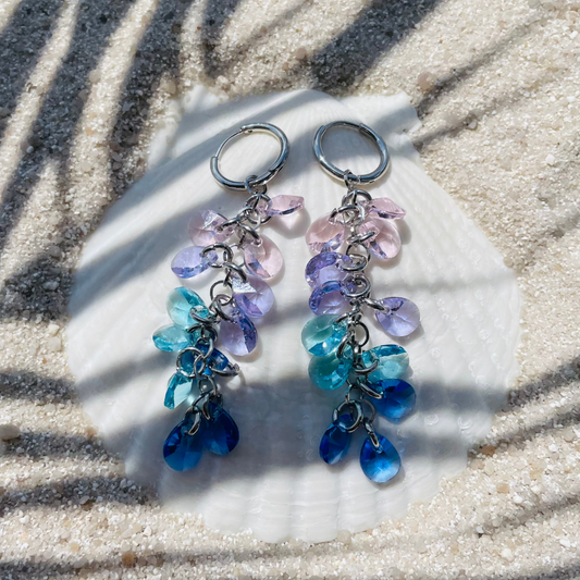 Silberne Creolen mit handgearbeiteten Kristallglas-Tropfen in vier Farben: Rosa, Violett, Hellblau und Dunkelblau.