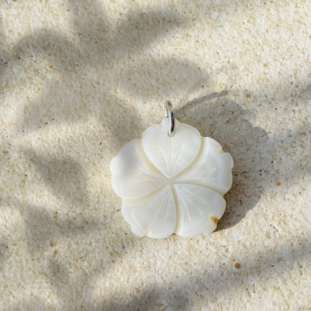 Charm "Hibiskus Silber" Muschelperle