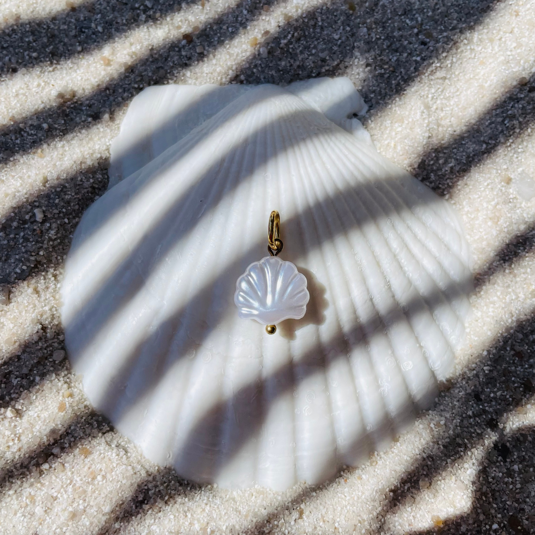Edelstahl Charm "Shell Gold" mit veganer Perle