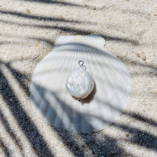 Charm mit flacher, runder Süßwasserperle in weiß und silbernem Abschluss - kombinierbar mit Creolen, Ketten oder Armbändern mit Charm-System. 