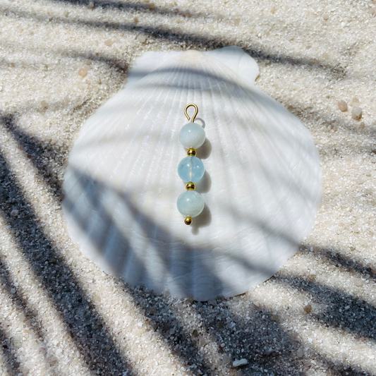 Goldener Charm mit drei Aquamarin-Perlen und kleinen goldenen Kugeln dazwischen - kombinierbar mit Creolen, Ketten oder Armbändern mit Charm-System. Aquamarin ist ein Naturmaterial, die Perlenfarbe kann vom Bild abweichen. 