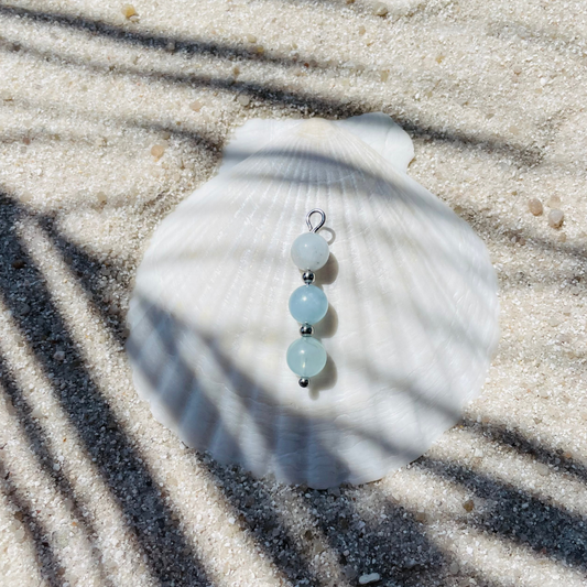 Silberner Charm mit drei Aquamarin-Perlen und kleinen silbernen Kugeln dazwischen - kombinierbar mit Creolen, Ketten oder Armbändern mit Charm-System. Aquamarin ist ein Naturmaterial, die Perlenfarbe kann vom Bild abweichen. 