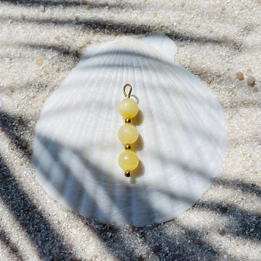 Goldener Charm mit drei gelben Jadeperlen und kleinen goldenen Kugeln dazwischen - kombinierbar mit Creolen, Ketten oder Armbändern mit Charm-System.