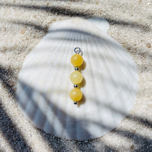 Silberner Charm mit drei gelben Jadeperlen und kleinen silbernen Kugeln dazwischen - kombinierbar mit Creolen, Ketten oder Armbändern mit Charm-System.


