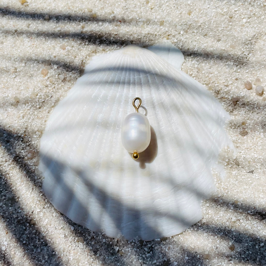 Goldener Charm mit weißer Süßwasserperle - kombinierbar mit Creolen, Ketten oder Armbändern mit Charm-System. 