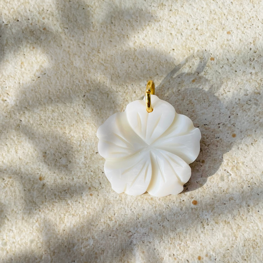 Charm "Hibiskus Gold" Muschelperle