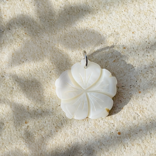 Charm "Hibiskus Silber" Muschelperle