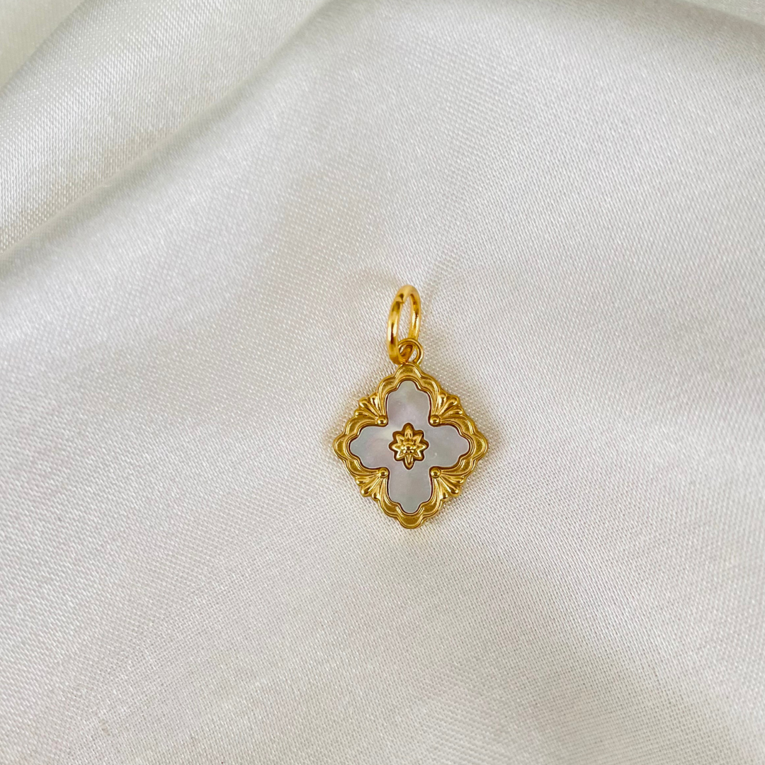 Edelstahl Charm "Hera" mit Perlmutt